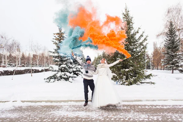 Η νύφη και ο γαμπρός με βόμβες καπνού στο χειμώνα — Φωτογραφία Αρχείου