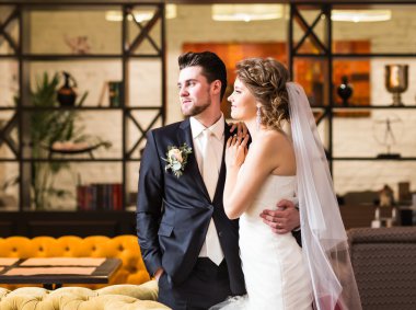 şık lüks Düğün çifti sarılma