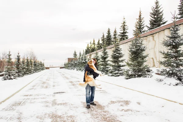 冬の散歩に犬を持つ若者 — ストック写真
