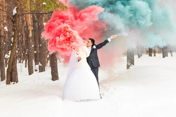 ウィンター パークに煙の色での結婚式。色爆弾 — ストック写真