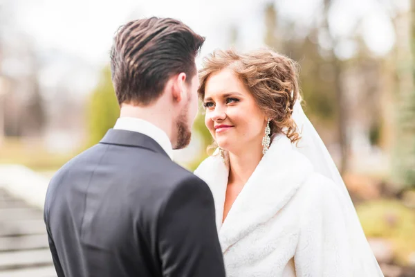 Älskande bruden och brudgummen i vinterdag — Stockfoto