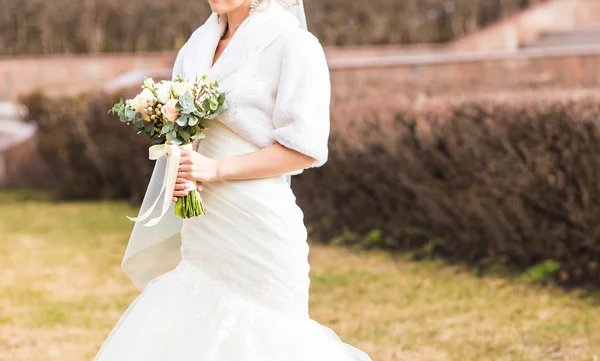 Braut hält Winterstrauß in der Hand — Stockfoto