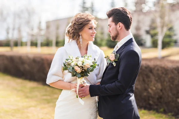 Brudgummen och bruden höst bröllop — Stockfoto