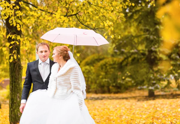 Marié debout sous un parapluie . — Photo