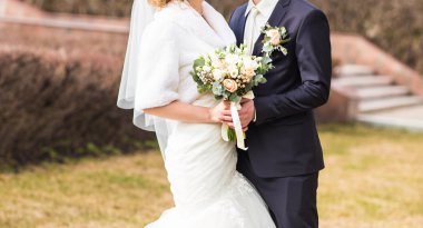 Gelin ve damat düğün buket yakın çekim ile