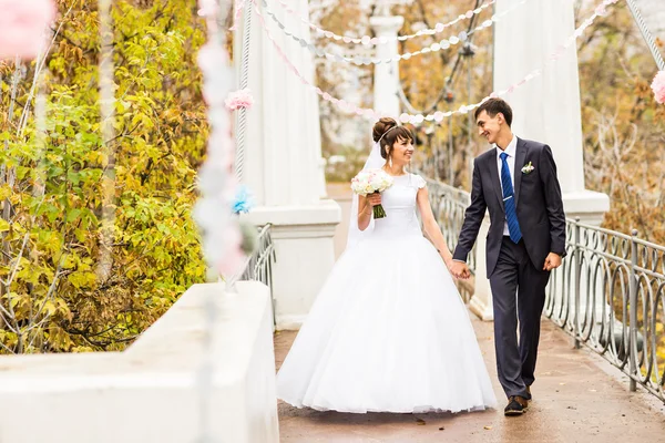 Vőlegény és menyasszony őszi esküvő — Stock Fotó