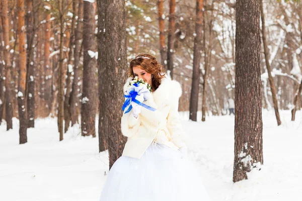 Holding bir kış düğün buketi gelin — Stok fotoğraf
