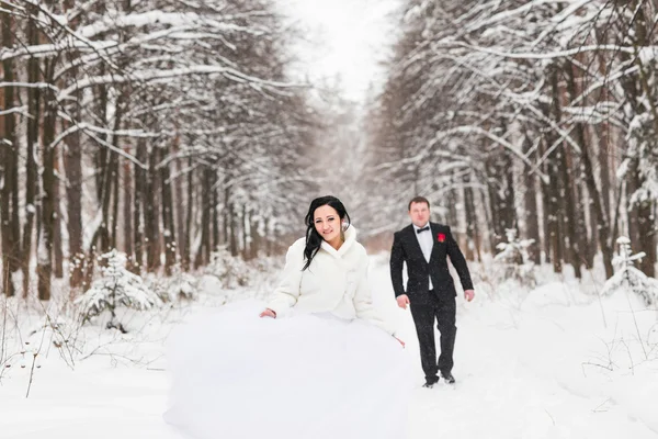 Bruidspaar op de winterdag — Stockfoto