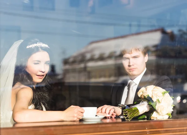 Braut und Bräutigam trinken Kaffee im Café — Stockfoto