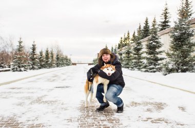 adam ve köpeği karda