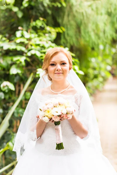 Ritratto di una sposa con bouquet da sposa — Foto Stock
