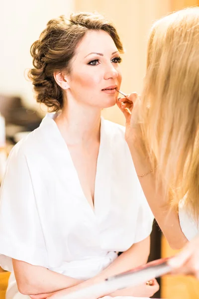 Estilista hace la novia de maquillaje en el día de la boda — Foto de Stock