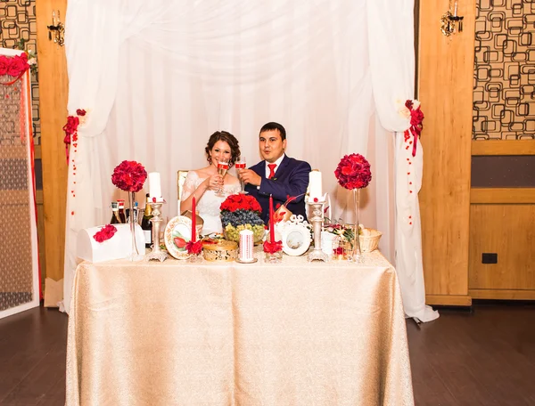 Emotionele mooie jonggehuwde paar glimlachen bij bruiloft receptie — Stockfoto