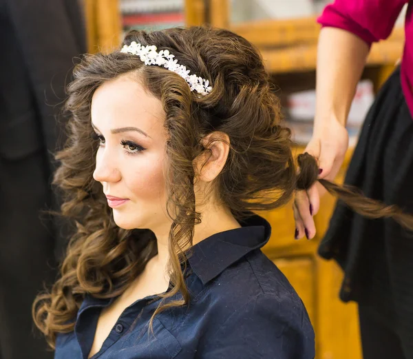 Stylista włosów sprawia, że panny młodej przed ślubem — Zdjęcie stockowe
