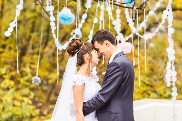 Matrimonio autunnale nel parco, sposa e sposo — Foto Stock