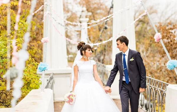 Matrimonio autunnale nel parco, sposa e sposo — Foto Stock