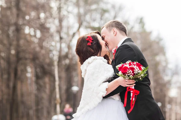 Casal de casamento no dia de inverno — Fotografia de Stock