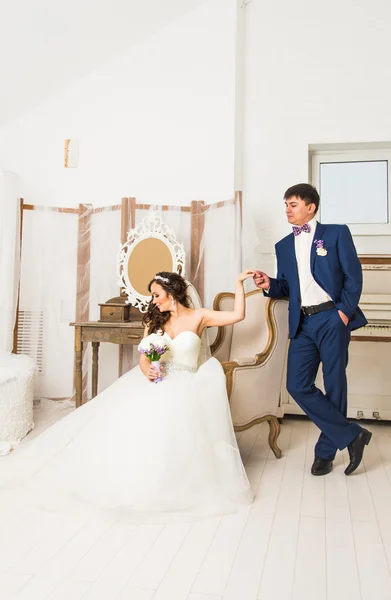 Pareja de boda en interiores —  Fotos de Stock