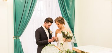 Damat evlilik kayıt ofisi gelinler elinde yüzük koyar