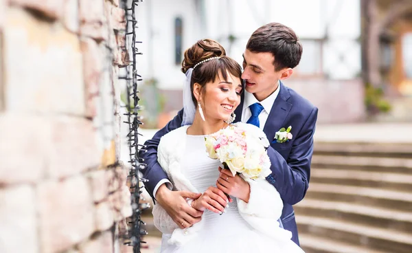 Matrimonio coppia all'aperto in inverno o in autunno — Foto Stock