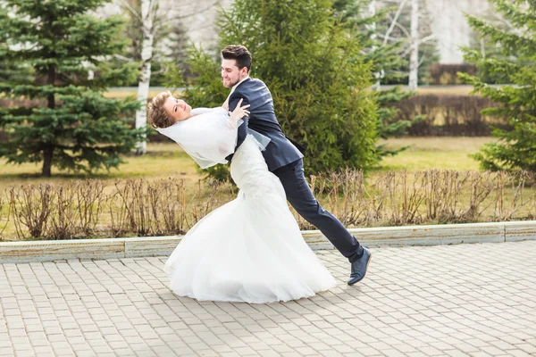 Boda pareja bailando en el parque — Foto de Stock