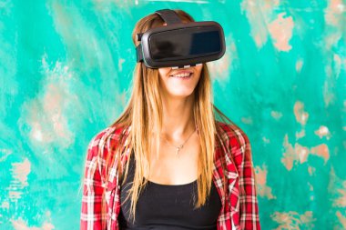 Yine de Vr aygıt izlerken heyecanlı kadın