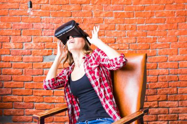 teknoloji, Vr, eğlence ve insan kavramı - sanal gerçeklik kulaklık veya 3d gözlük ile mutlu genç kadın