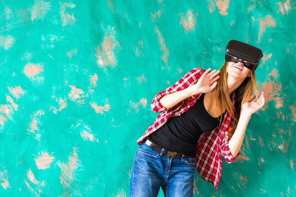 Mujer joven se siente impactante por usar el dispositivo de realidad virtual —  Fotos de Stock
