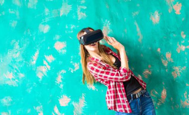 Sanal gerçeklik gözlüğü takan şok olmuş bir kadın.