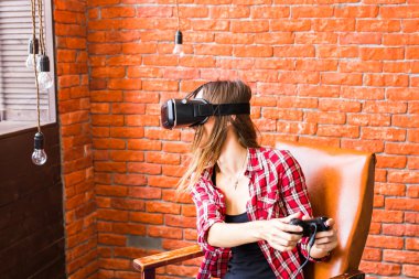 Kadın oyun video oyunu oyun çubuğu ve Vr cihaz