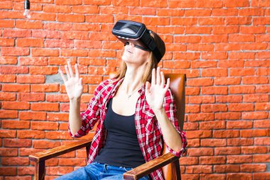 Sanal gerçeklik gözlüğü takan şok olmuş bir kadın.