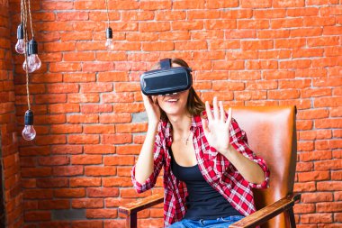 Sanal gerçeklik kulaklýklý mikrofon setini kullanan genç kadın