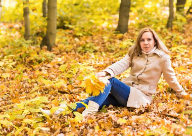 sonbahar kadını arka plan yapraklar