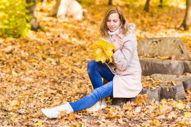 sonbahar kadını arka plan yapraklar