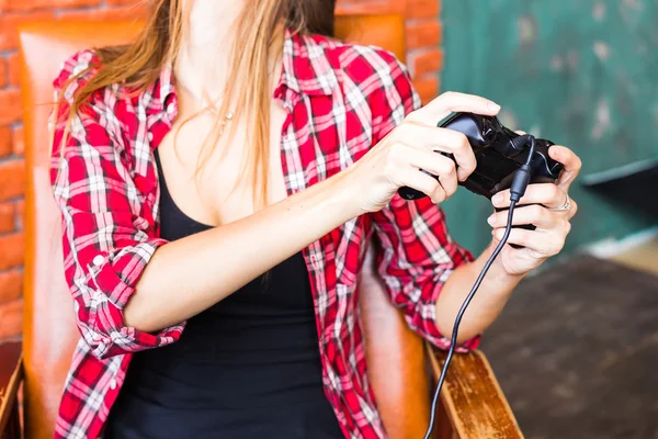 Vrouw in vr headset of 3d bril en hoofdtelefoon afspelen van video game met controller gamepad — Stockfoto