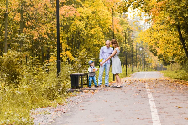 Familia amigable caminando en el parque en otoño juntos — Foto de Stock