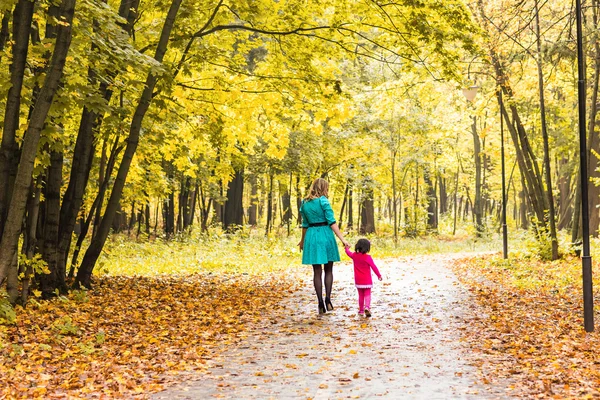Matka se svým dítětem. Máma a dcera v podzimním parku — Stock fotografie