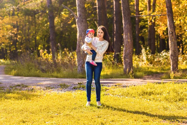 Fiatal anya és kislánya jól érzik magukat ősszel — Stock Fotó