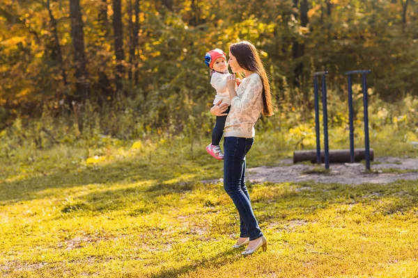 Jeune mère et sa petite fille s'amusent en automne — Photo