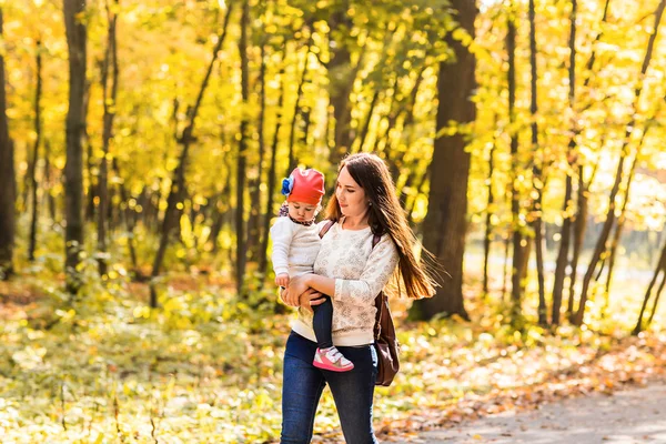 Мать со своим ребенком. Мама и дочь в осеннем парке — стоковое фото