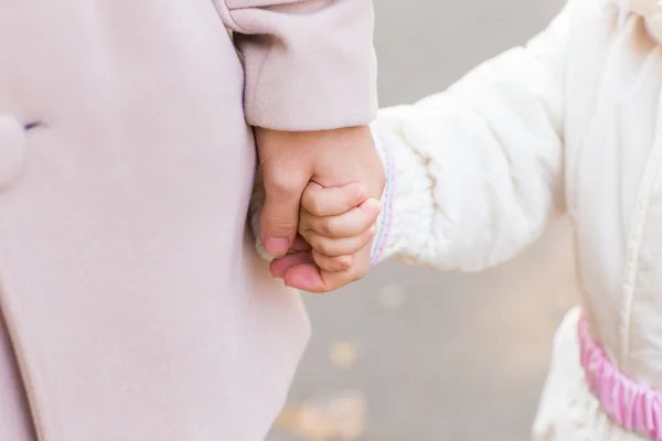 Child holding mothers hand — Stock Photo, Image