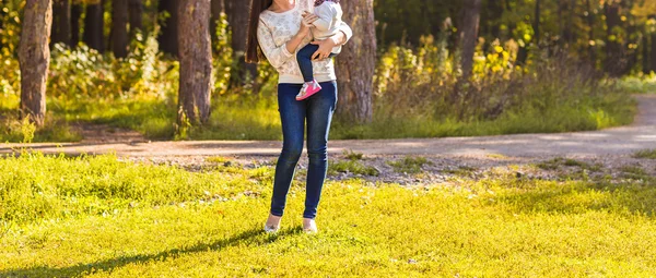 Anne ve küçük kızı birlikte sonbahar parkta oynarken — Stok fotoğraf