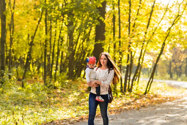 Mutter und Tochter im Herbstpark — Stockfoto