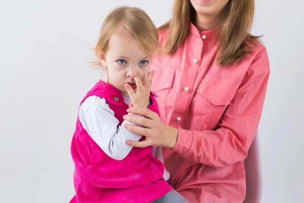 Piccone bambina nel dito nel naso — Foto Stock