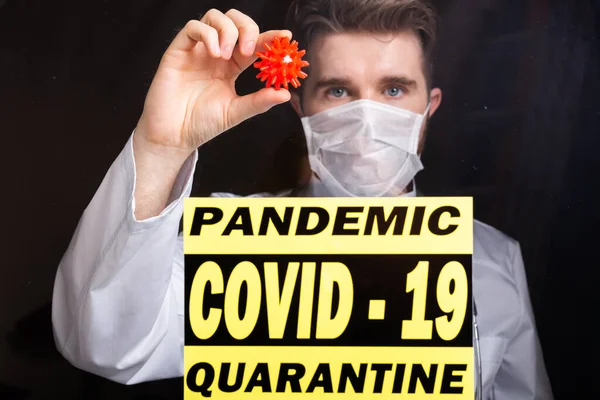 Covid-19 afdeling, Vaccin ontwikkeling en geneeskunde concept - Doctor in griep masker met een model van het coronavirus. — Stockfoto