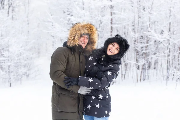 楽しい、季節とレジャーのコンセプト-愛のカップルは雪の上で冬の木を再生します. — ストック写真