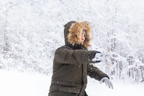 Bel homme en chapeau d'hiver portrait drôle sur la nature enneigée — Photo