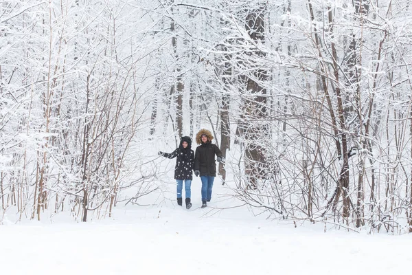 Heureux couple aimant s'amuser à l'extérieur dans le parc à neige. Vacances d'hiver — Photo