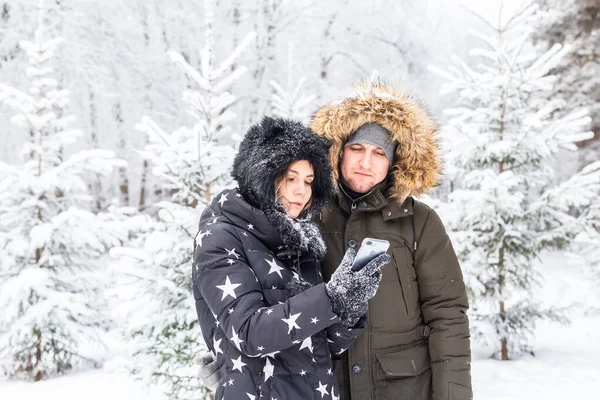 แนวคิดของฤดูกาลและความสัมพันธ์ คู่รักตลกถ่ายเซลฟี่ในฤดูหนาว — ภาพถ่ายสต็อก