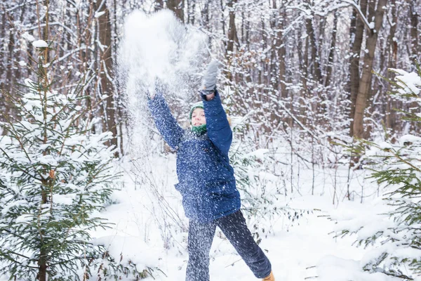 かわいい少年は雪で遊ぶ、楽しい、笑顔を持っています。冬の公園のティーンエイジャー。アクティブなライフスタイル、冬の活動、屋外冬のゲーム、雪玉. — ストック写真
